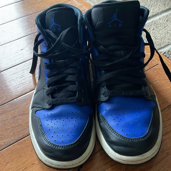 Jordan Mids in pre-owned condition. 
Royal blue and black.
Mens 7.5 - Picture 6 of 8
